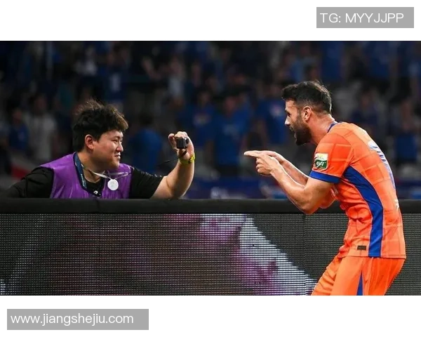 中超精彩对决那不勒斯险胜曼联帽子戏法引发争议判罚热议